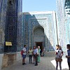 Außer der Straße von Mausoleen bilden einige von ihnen in Shohizinda eine Art Höfe auf beiden Seiten der Straße, mit häufig überwältigendem Ornamentreichtum der Gebäude.