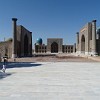 Der Registan in Samarkand ist einer der Paradeplätze Mittelasiens. Um den Platz herum befindet sich ein Ensemble von drei Medresen.
