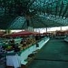 Der Früchteverkauf in Mirobod Basar. Dank dem spinnennetzähnlichen Dach ist das Innere des Basars in einem grünlich blauen Licht getaucht.