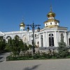Die Seitenansicht der Mariä-Himmelfahrtskathedrale. Vergoldete Kuppeln sind typisch für viele russisch-orthodoxe Kirchen.