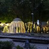 Eine tolle Idee: ein illuminiertes Barkomplex in Form von durchsichtigen Jurten eingebettet in einem Park in Taschkent.