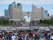 Astana am 6. Juli. An diesem Tag wird gleichzeitig der Tag der Hauptstadt und der Geburtstag von Präsident Nasarbayev gefeiert. An anderen Tagen gibt es aber nur wenig Leben in der Stadt: die Straßen sind leer. Es gibt relativ wenige Restaurants. Der Ausbau der Infrastruktur und der Zuzug der Menschen kann mit dem Baufortschritt nicht Schritt halten. Damit ist Astana trotz seiner ganzen architektonischen Pracht leider noch keine lebenswerte Stadt.