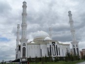 Die im Juli 2012 fertiggestellte Hazrat Sultan-Moschee in Astana ist nicht nur die größte Moschee in Zentralasien, für mich ist sie auch die schönste von allen, die ich dort gesehen habe. Aus hochwertigen Materialien gefertigt ist diese Moschee sowohl von innen als auch von außen ein Augenschmaus. 