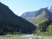 Die 4-tägige Wanderung im Ili-Alatau Nationalpark im Kasachstan entpuppte sich unerwartet als ein Highlight meiner Reise. Das lag vor allem an seiner landschaftlichen Schönheit: prächtige Bergwiesen, Wälder aus kerzengeraden Tien-Schan-Fichten und vergletscherte 5-Tausender. Die Berge waren vollkommen menschenleer und es herrschte an allen Tagen schönes und sonniges Wetter: die besten Voraussetzungen für eine gelungene Trekking-Tour.