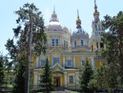 Die Russisch-orthodoxe Christi-Himmelfahrt-Kathedrale in Almaty wurde 1907 erbaut. Diese Kirche wurde vollständig aus Holz gebaut, da die Stadt in einem besonders erdbebengefährdeten Gebiet liegt. Und tatsächlich überstand die Kathedrale als eines der wenigen Gebäude in Almaty zwei große Erdbeben (1910 und 1921) unversehrt.