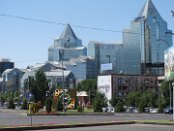 Auch Almaty hat moderne Architektur vorzuweisen, selbst wenn nicht annähernd so viel Geld für neue Gebäude in die Stadt fließt wie in Astana. Beide kasachischen Städte waren um Klassen besser als die Städte in den anderen zentralasiatischen Republiken, die ich besichtigt habe. Auch die Bevölkerung schien deutlich wohlhabender und weltoffener zu sein als anderswo. So trugen bspw. nicht nur russische sondern auch sehr viele junge, kasachische Frauen Miniröcke in dem im Sommer sehr heißen Almaty – etwas, dass in den anderen von mir besuchten Ländern undenkbar wäre.