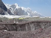 Das Basislager von Khan-Tengri liegt auf beinahe 4100 m Meereshöhe. Auf diesem Bild wird sichtbar, dass die Zelte in Wirklichkeit auf Eis stehen, das jedoch mit einer dicken Schicht von Schutt bedeckt ist. Ich hätte eigentlich nur 2 Tage in diesem Basislager verbringen können. Da es jedoch mehrere Tage keine Hubschrauberflüge gab, durfte ich dort ganze 5 Tage die Hochgebirgslandschaft genießen.