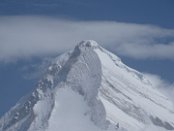 Der Khan-Tengri ist mit 7010 m der nördlichste Siebentausender der Erde. Dank seinem pyramidenförmigen Gipfel à la Matterhorn, und weil er von Nord und Süd von dem gewaltigen Engiltschek-Gletscher "umflossen" wird, wird er von vielen als der schönste Berg der Welt erachtet. Das war vermutlich der Grund dafür, dass bis auf eine alle Seilschaften von Alpinisten in dem Basislager ihn und nicht den in der Nähe befindlichen Pik Pobieda, mit 7439 m den höchsten Berg im Tienschan, besteigen wollten.  Das war überraschend, denn normalerweise können die Berge für die wahren Alpinisten nie hoch genug sein.
