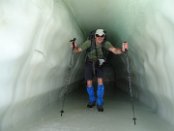 In einer von vielen Eishöhlen auf dem Engiltschek-Gletscher. Hier war der Boden wie geschliffen und spiegelglatt. Ansonsten konnte man sich auf dem weitgehend flachen und mit Schutt bedeckten Gletscher ohne Steigeisen sicher bewegen.