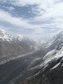 Das Bild wurde vom Hubschrauber gemacht und zeigt, wie der Engiltschek-Gletscher das ganze Tal einnimmt. Mit etwa 60 km ist sein südlicher Zweig der größte Gletscher des Tienschan.