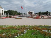 Bischkek, die Hauptstadt von Kirgistan, war von allen Hauptstädten die am wenigsten beeindruckende. Ich glaube, die Stadt hat sich seit dem Ende der Sowjetunion nur wenig geändert. Plattenbauten und monströse sowjetische Monumente beherrschen immer noch das Stadtbild. Mir haben dort die ausgedehnten städtischen Parks am besten gefallen.