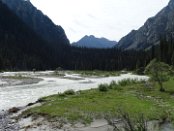 Der Karakol-Fluss ergießt sich breit in dem Karakol-Tal, welches als Nationalpark ausgewiesen ist. Vermutlich durch diesen Schutz sah das Tal wesentlich ursprünglicher aus als die Täler mit Weidebetrieb. Es war insbesondere viel stärker bewaldet.