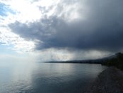 Lichteffekte kurz vor einem sommerlichen Gewitter am Yssykköl-See. Sein Name bedeutet auf kirgisisch "heißer See", vermutlich weil er trotz einer Lufttemperatur von bis zu −20 °C im Winter nie gefriert. Im Sommer lockt das warme Wasser viele Touristen zum Strandurlaub, früher aus der ganzen Sowjetunion, heutzutage vor allem junge Leute aus Kasachstan und Russland.