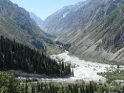 Der Zusammenfluss der Flüsse Ala-Artscha und Ak-Sai. Entlang des kleinen Ak-Sai-Baches führt ein steiler Pfad zu der Ratseka-Hütte (3200 m) aus der Sowjetzeit, die als Basislager für die Kletterer dient. Die Hütte ist zwar im miserablen Zustand, um sie herum befinden sich jedoch viele traumhafte Zeltplatze entlang eines Baches.