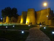 Nachtbild von Chudschand, der 2. größten Stadt in Tadschikistan am erstaunlich sauberen Syrdarja-Fluss gelegen. Das Wahrzeichen der Stadt sind die Überreste der alten, alexandrinischen Zitadelle, die im 13. Jh. wiederaufgebaut und in jüngster Zeit rekonstruiert wurde. Ursprünglich zog sich die Mauer 6 km lang um die frühere Festung von Alexander dem Großen herum.