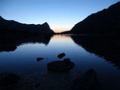 Sonnenuntergang an einem von den Kul-i Kalon Seen im Fan Gebirge in Nordwesten von Tadschikistan. Dieses Gebirge ist ein eigentlich semi-arides Gebirgsstock, bekannt dennoch durch viele malerische Bergseen. Allerdings war das Wetter Ende August während meiner 7 tägigen Wanderung in diesem Gebirge alles andere als trocken. Ich musste sogar einen ganzen Tag wegen Regen und Gewitter im Zelt bleiben. Instabiles Wetter hat mich auch davon abgehalten, über den 4740 m hohen Tschimtarga Pass zu gehen.