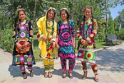 Junge Mädchen in traditionellen tadschikischen Trachten in einem Park in Duschanbe. Obwohl es natürlich regionale Differenzen gibt, die gemeinsame Elemente der traditionellen Kleider sind bei den Frauen jedoch ein Kleid mit Tunika-artigem Schnitt, weite Pluderhosen, die an den Knöcheln eng anliegen, und Kopfbedeckung. Frauen, die ihre Haare unter dem Kopftuch verstecken, sieht man in allen Ländern Zentralasien deutlich seltener als z.B. in Deutschland, obwohl dort die Muslime die überwiegende Bevölkerungsgruppe bilden.