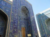 Shohizinda-Ensemble in Samarkand, mit einer halben Million Einwohner die größte der alten Städte an der Seidenstrasse in Uzbekistan. Bei Shohizinda handelt es sich um eine aus vielen Mausoleen bestehende Totenstadt. Die ältesten Bauten werden in das 11. und 12. Jahrhundert datiert. Solch prächtige Mausoleen sind in allen alten Städten an der Seidenstrasse zu finden. Es scheint, dass der Totenkult in der islamischen Welt noch ausgeprägter ist als in der christlichen.