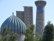 Die Bibi-Khanum-Moschee im Samarkand ist eine der größten Moscheen der Welt: die Hauptkuppel ist 38 m hoch. Größenwahn führte im Mittelalter dazu, dass bautechnische Grenzen ignoriert wurden. Schon wenige Jahre nach Fertigstellung fielen erste Ziegel aus der gewaltigen Kuppel auf die Gläubigen herab. Trotz vieler, über Jahrhunderte vorgenommener Restaurierungen macht die Riesenmoschee immer noch einen baufälligen Eindruck.