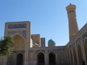 Die Kalon Moschee in der usbekischen Stadt Buchara ist die zweitgrößte Moschee Zentralasiens. Das beeindruckende Kalon Minarett aus dem 12. Jahrhundert ist knapp 50 Meter hoch und ganz und gar aus gebrannten Ziegeln errichtet. Als Dschingis Khan die Oasenstadt in der Kysylkum-Wüste in Grund und Asche legte, überwältigte ihn der Anblick des hohen Minaretts so sehr, dass er es verschonte. Die Stadt Buchara wird von der UNESCO seit 1993 zum Weltkulturerbe gezählt.