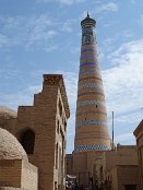 Gasse mit Islam Hodscha Medrese und Minarett in Chiwa. Das Minarett ist mit 57 m das höchste im Usbekistan. Es ist möglich aber sehr beschwerlich dort hoch zu klettern. Es ist dunkel, die Treppe ist sehr schmal und die Decke sehr niedrig, so dass man dort die ganze Zeit gebückt gehen muss. Als ob das nicht genug wäre, muss man sich noch an knutschenden, jungen, usbekischen Pärchen vorbei zwängen, da in der muslimischen Öffentlichkeit einer Kleinstadt ihnen nicht mal Händchenhalten erlaubt ist.