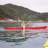 Mit dem Seekayak etlang der Küste im Abel Tasman Nationalpark. Diese meerestaugliche Kayak-Form ist größer und robuster als die Kayaks, die in Binnengwässern eingesetzt werden. Das Boot wird hauptsächlich mit 2 Pedalen im inneren des Kayaks gesteuert, und nicht mit den Paddeln.