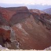 Die vulkanische Mondlandschaft kann auch farbenfroh sein, wie hier im Tongariro Nationalpark. Die Siluette des Nationalparks wird durch 3 aktive Vulkane geprägt, von denen der Mt Ruapehu mit 2797 m der höchste ist. Im Winter sind die verschneiten Vulkanhänge ein bevorzugtes Schigebiet für die Bewohner der Nordinsel.