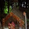 Die Maoris sind bekannt für ihre hochentwickelten Schnitzereien, die sie mit recht primitiven Mitteln angefertigt haben. Während der kulturellen Vorstellung in Rotorua wurde verschiedene andere Aktivitäten des täglichen Leben der Dorfbewohner nachgespielt. Darüber hinaus wurden die traditionellen Tänze und Gesänge vorgeführt.
Die Veranstaltung endete mit einem Hangi, einer im Erdofen zubereiteten Mahlzeit. Dazu wird zuerst eine Grube ausgehoben. Steine werden in einem Holzfeuer erhitzt. Die heißen Steine werden vorsichtig in die Grube gehoben, darauf wird ein Korb mit vorbereitetem Essen gesetzt. Anschließend wird das Essen mit nassem Stoff und mit nassen Säcken bedeckt, die wiederum mit Erde abgedeckt werden. Durch die Kombination aus sehr heißen Steinen und nassem Stoff entsteht in der Grube sehr viel Dampf, der das Essen langsam garen lässt.