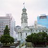 Alte und neue Bauten in Auckland. Mit 1,3 Millionen Einwohner ist Auckland mit Abstand die größte Agglomeration des Landes. Jeder dritte Neuseeländer wohnt hier.