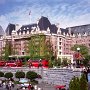 Ist das hier nicht London? Die Architektur und die roten Doppeldecker-Busse scheinen darauf hinzuweisen. Es ist jedoch das sündhaft teure Empress Hotel in Victoria, der britischsten Stadt in Kanada.